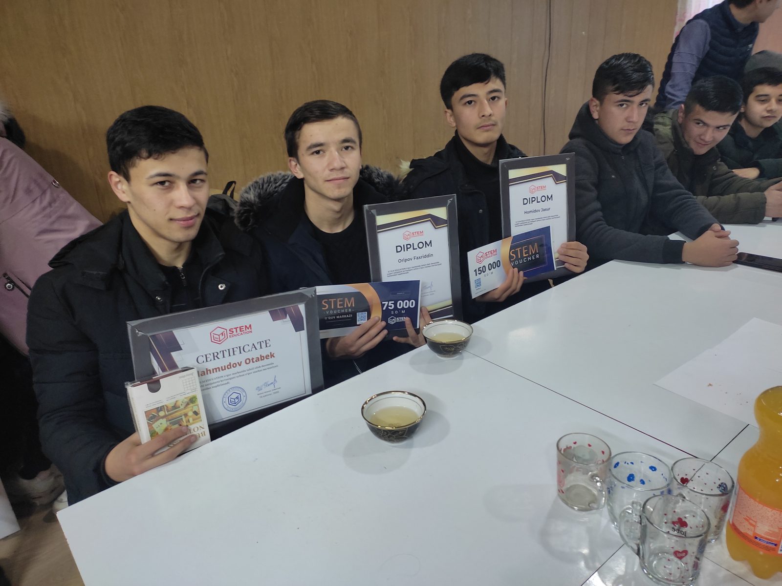 Sertifikat va diplom topshirish marosimi — STEM EDUCATION