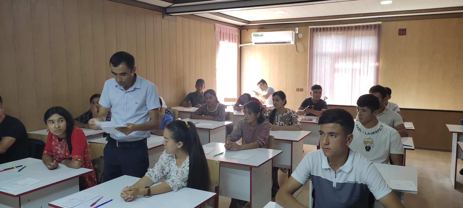 Ustoz dars o'tmoqda — STEM EDUCATION sinfxonasi