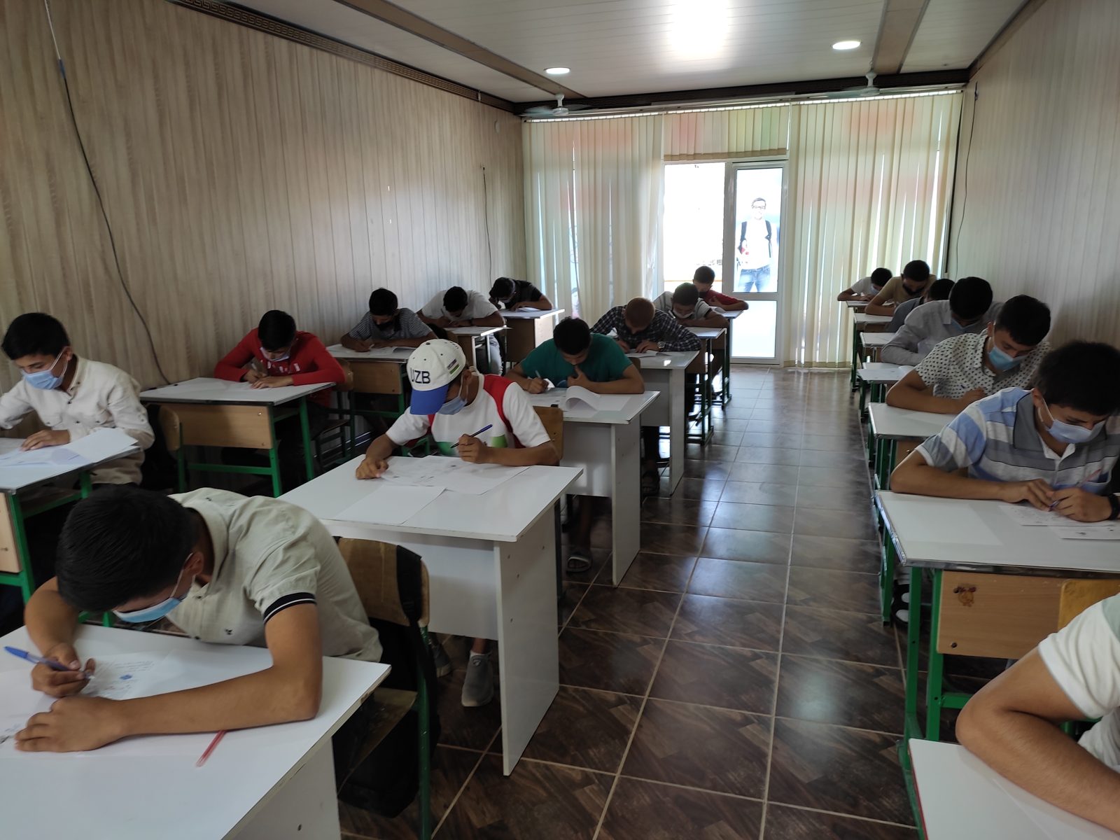 Abituriyentlar test ishlamoqda — STEM EDUCATION